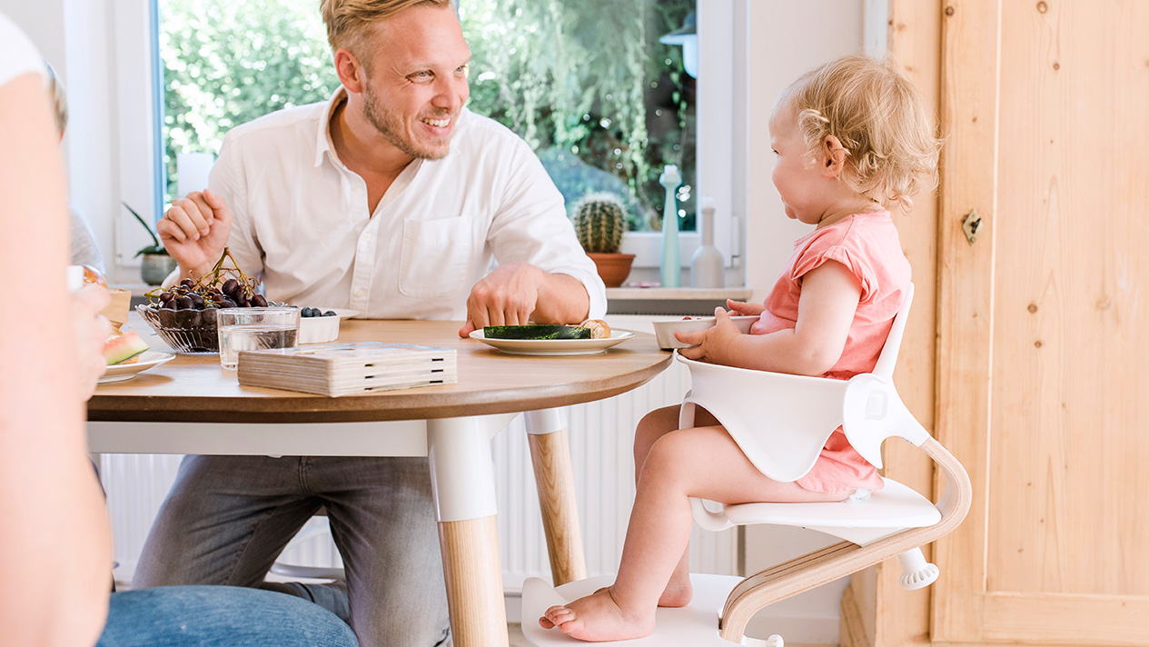 Ferienhaus Papa mit Kind am Tisch